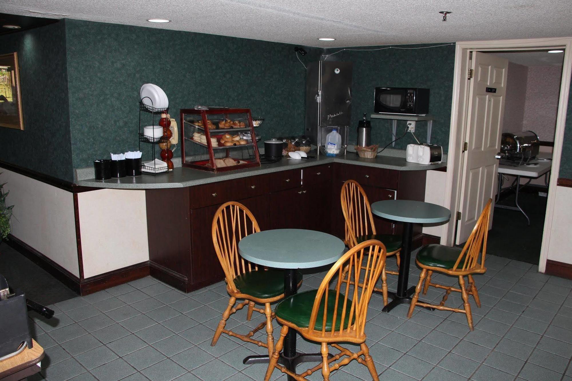 Budgetel Inn And Suites Plus Helen Exterior photo